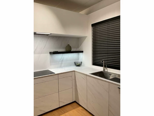 Toonzaalkeuken schüller met electrolux apparatuur - afbeelding 19 van  25