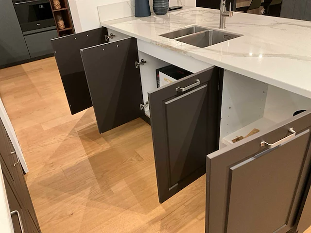 Toonzaalkeuken schüller met smeg/aeg apparatuur - afbeelding 7 van  33