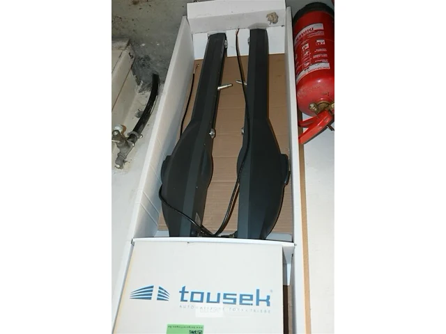 Tousek poort automatisatie - afbeelding 1 van  2