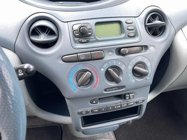 Toyota - 2000 - yaris - linea luna - personenauto - afbeelding 27 van  38