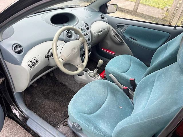 Toyota - 2000 - yaris - personenauto - afbeelding 8 van  19