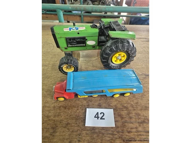 Tractor en vrachtwagen - afbeelding 1 van  3