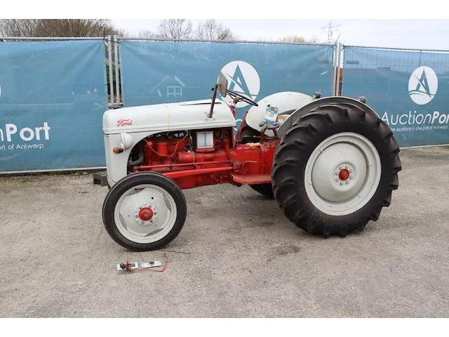 Tractor ford dearborn benzine 95pk - afbeelding 1 van  1