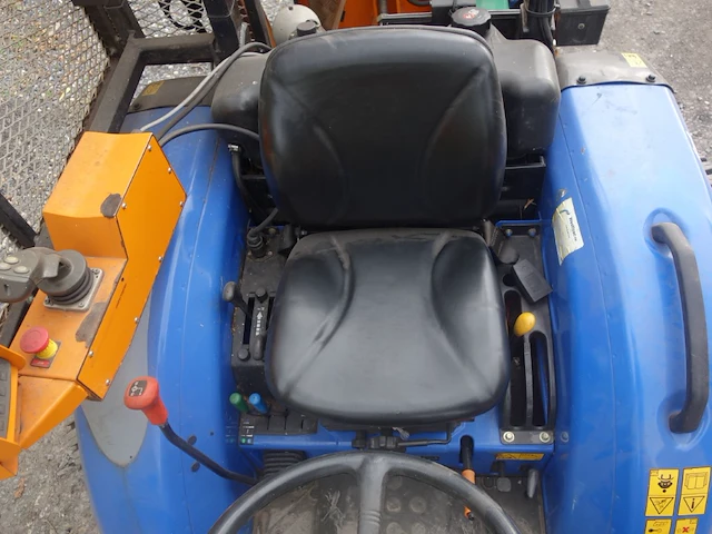 Tractor met haagschaar new holland - afbeelding 7 van  26
