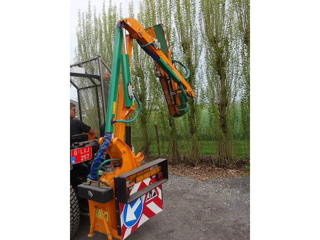 Tractor met haagschaar new holland - afbeelding 16 van  26