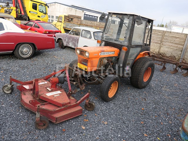 Tractor voor deze tuin + cirkelmaaier kubota 245dt ( vin: 245dt72778) - afbeelding 16 van  24