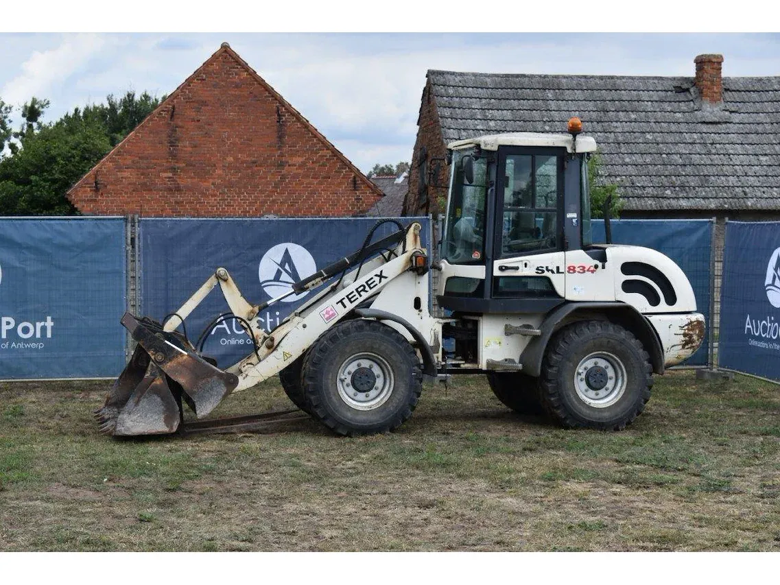 Tractoren - graafmachines - zitmaaiers - lasapparaten - trilplaten