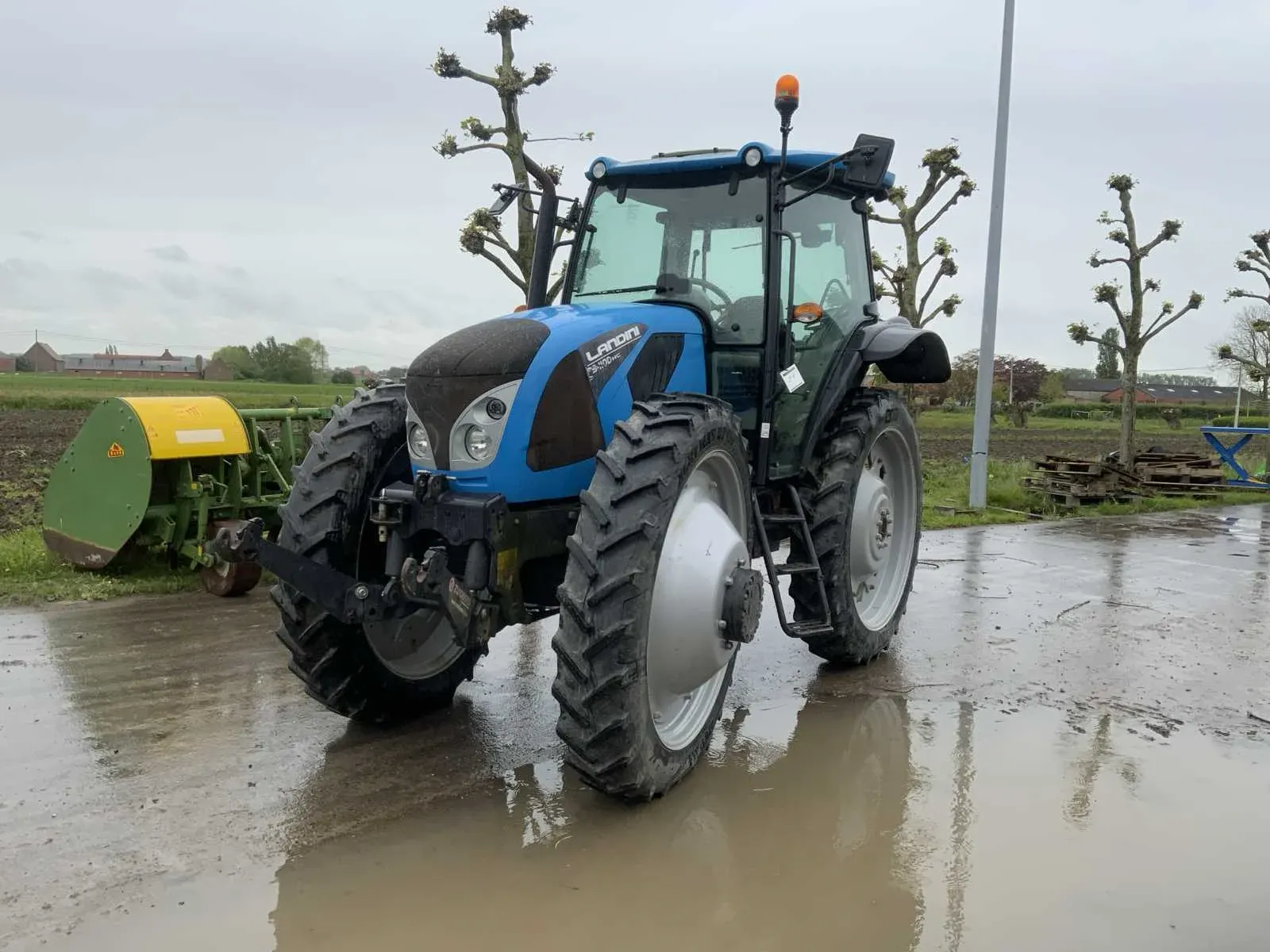 Tractoren en diverse landbouwmachines wegens faillissement