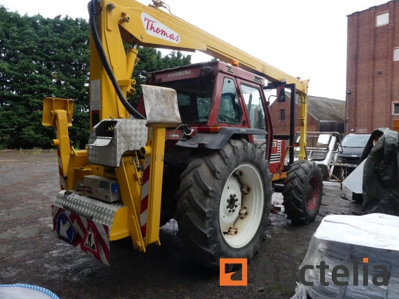 Tractoren, oplegger, minigraafmachine, gereedschap, bouwmaterialen