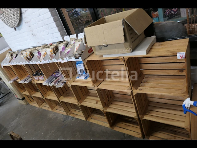 Traktaties, hondensnoepjes, flamingo houten kisten - afbeelding 6 van  14