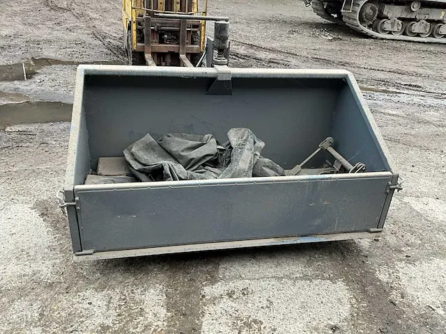 Transportbakje tractor. - afbeelding 1 van  7