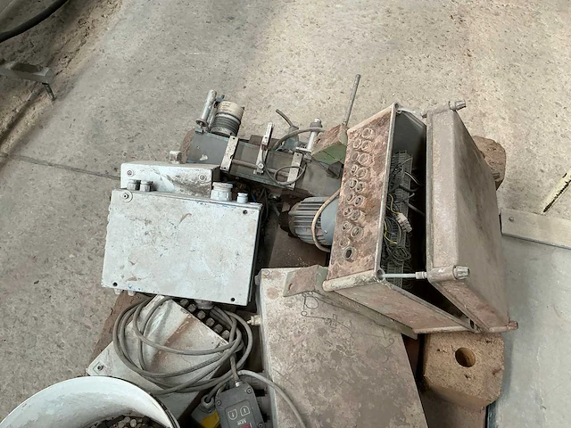 Transportkar met elektrakasten - afbeelding 6 van  6