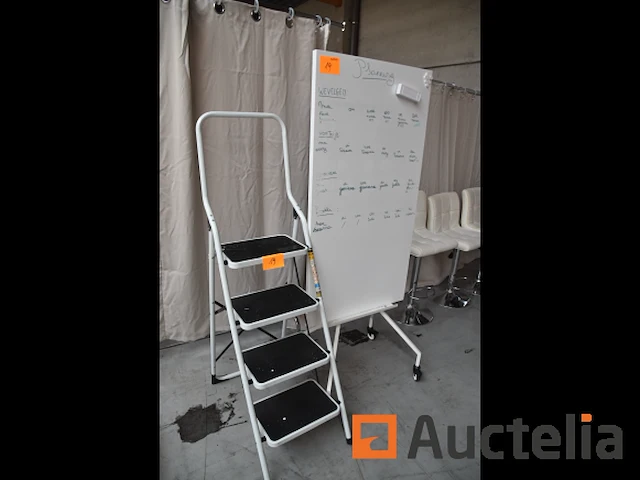 Trapladder en magneetbord - afbeelding 3 van  6