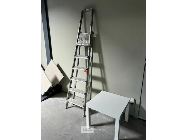 Trapladder tafeltje en vuilbak - afbeelding 2 van  3