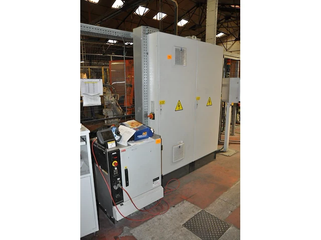 Trimming station with aspirator bucket cleaning incl. washing machine benteler, robot abb and quality control station - afbeelding 2 van  11