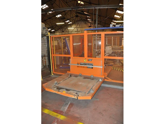 Trimming station with aspirator bucket cleaning incl. washing machine benteler, robot abb and quality control station - afbeelding 3 van  11