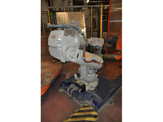 Trimming station with aspirator bucket cleaning incl. washing machine benteler, robot abb and quality control station - afbeelding 1 van  11