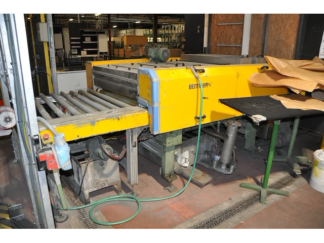 Trimming station with aspirator bucket cleaning incl. washing machine benteler, robot abb and quality control station - afbeelding 4 van  11