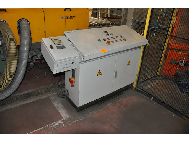 Trimming station with aspirator bucket cleaning incl. washing machine benteler, robot abb and quality control station - afbeelding 5 van  11