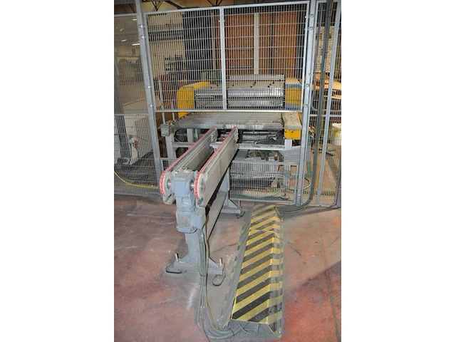 Trimming station with aspirator bucket cleaning incl. washing machine benteler, robot abb and quality control station - afbeelding 7 van  11