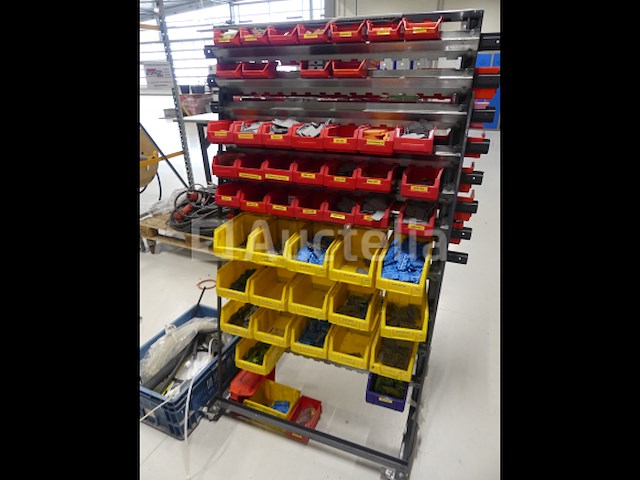 Trolley met plastic containers en de inhoud ervan - afbeelding 1 van  9