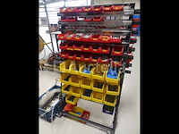 Trolley met plastic containers en de inhoud ervan - afbeelding 1 van  9