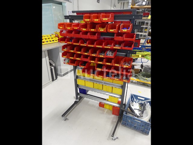 Trolley met plastic containers en de inhoud ervan - afbeelding 2 van  9