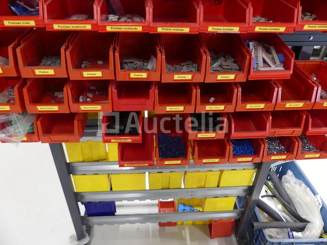 Trolley met plastic containers en de inhoud ervan - afbeelding 4 van  9