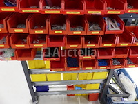 Trolley met plastic containers en de inhoud ervan - afbeelding 4 van  9