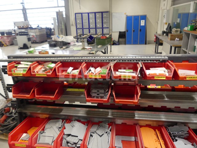 Trolley met plastic containers en de inhoud ervan - afbeelding 5 van  9