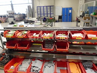 Trolley met plastic containers en de inhoud ervan - afbeelding 5 van  9