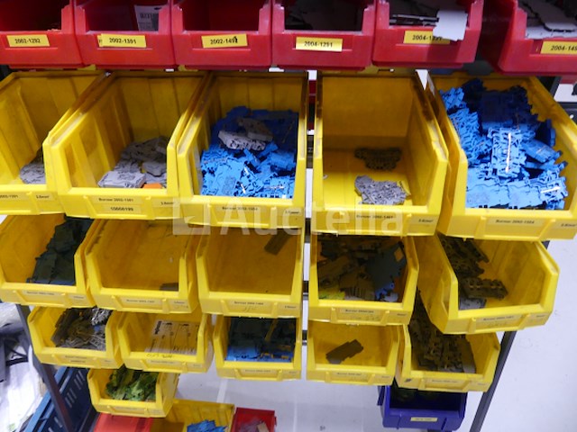 Trolley met plastic containers en de inhoud ervan - afbeelding 6 van  9