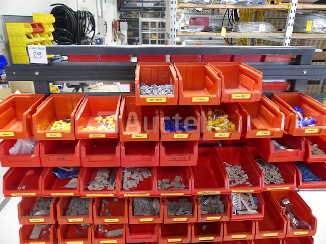 Trolley met plastic containers en de inhoud ervan - afbeelding 9 van  9