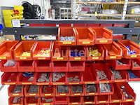 Trolley met plastic containers en de inhoud ervan - afbeelding 9 van  9