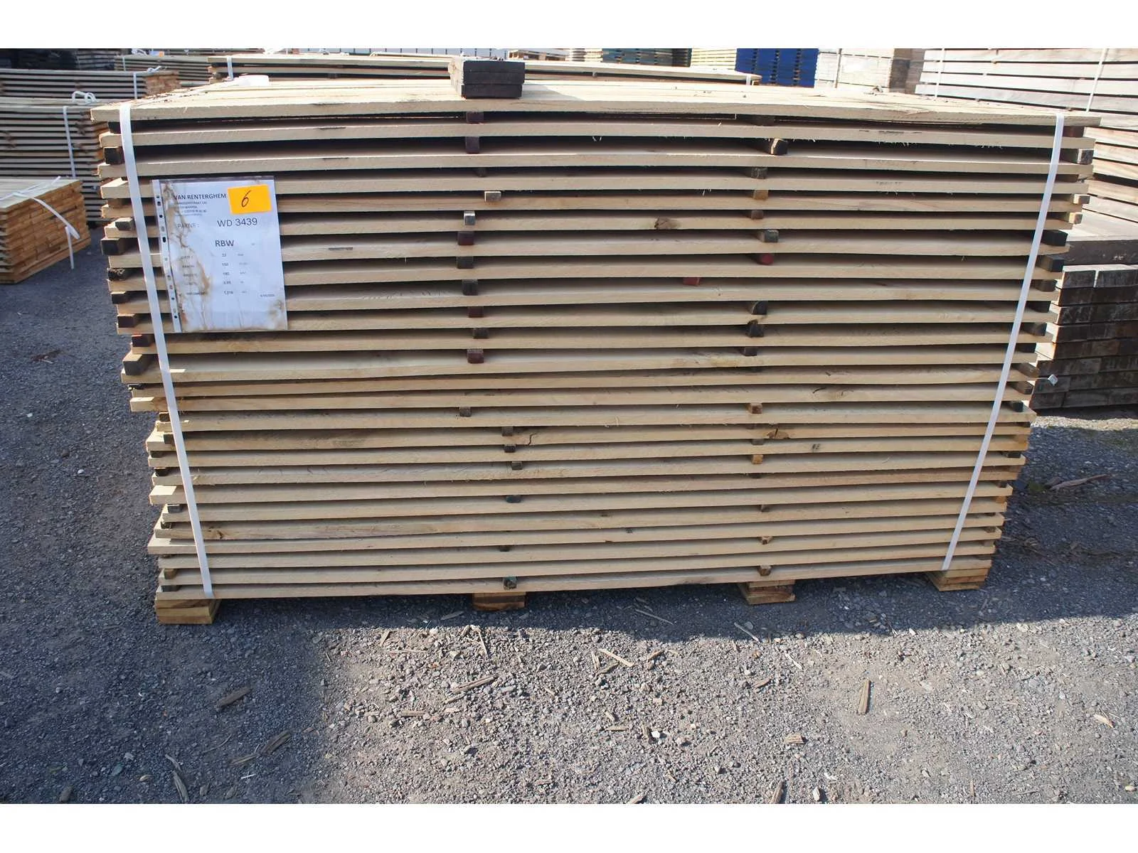 Tropisch hout, eiken balken en planken wegens stockopruiming