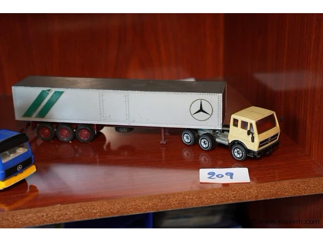 Truck mercedes - afbeelding 1 van  1