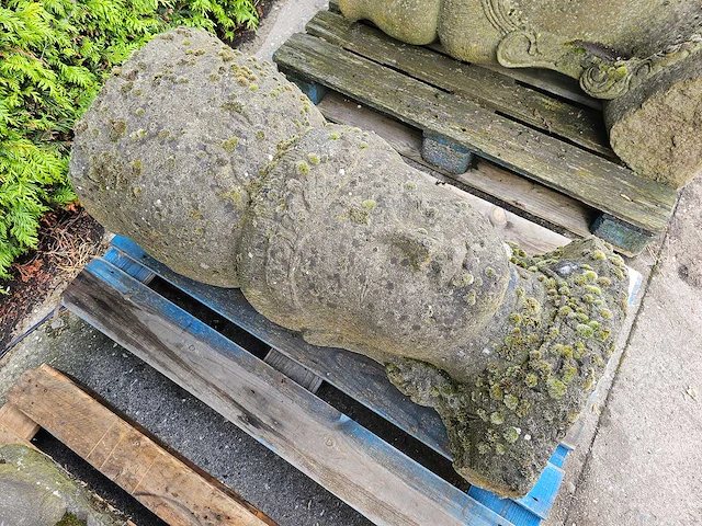 Tuinbeeld balinees hoofd met vogeldrinkschaal lavasteen - afbeelding 3 van  4