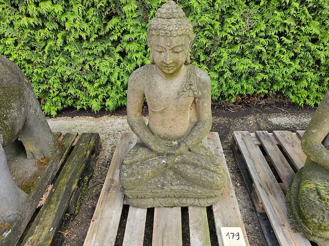 Tuinbeeld balinese buddha zittend lavasteen h100cm - afbeelding 2 van  4