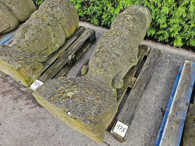 Tuinbeeld balinese vrouw met vogeldrinkschaal lavasteen - afbeelding 1 van  4