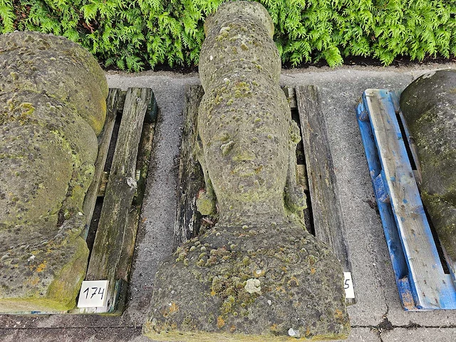 Tuinbeeld balinese vrouw met vogeldrinkschaal lavasteen - afbeelding 2 van  4