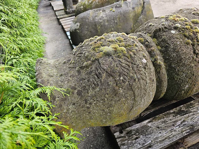 Tuinbeeld balinese vrouw met vogeldrinkschaal lavasteen - afbeelding 4 van  4