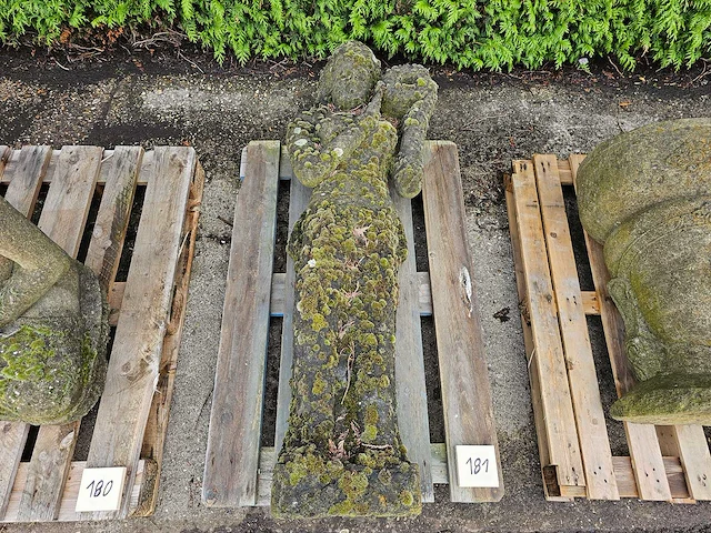 Tuinbeeld balinese vrouw staand met kruik lavasteen h155cm - afbeelding 2 van  4