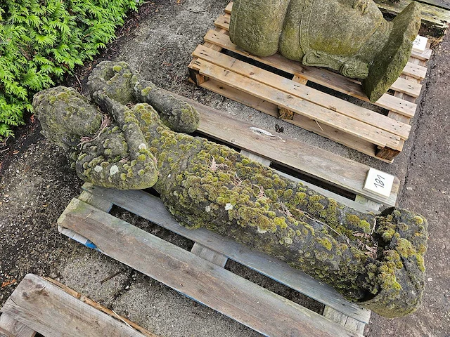 Tuinbeeld balinese vrouw staand met kruik lavasteen h155cm - afbeelding 4 van  4