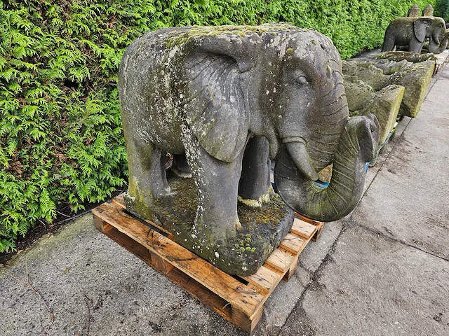 Tuinbeeld oosterse olifant god op sokkel donkergrijs - afbeelding 1 van  4