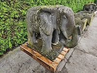 Tuinbeeld oosterse olifant god op sokkel donkergrijs - afbeelding 1 van  4