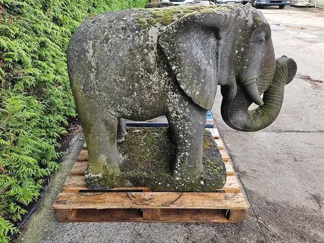 Tuinbeeld oosterse olifant god op sokkel donkergrijs - afbeelding 2 van  4