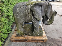 Tuinbeeld oosterse olifant god op sokkel donkergrijs - afbeelding 2 van  4