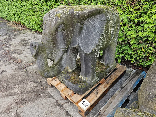 Tuinbeeld oosterse olifant god op sokkel donkergrijs - afbeelding 4 van  4