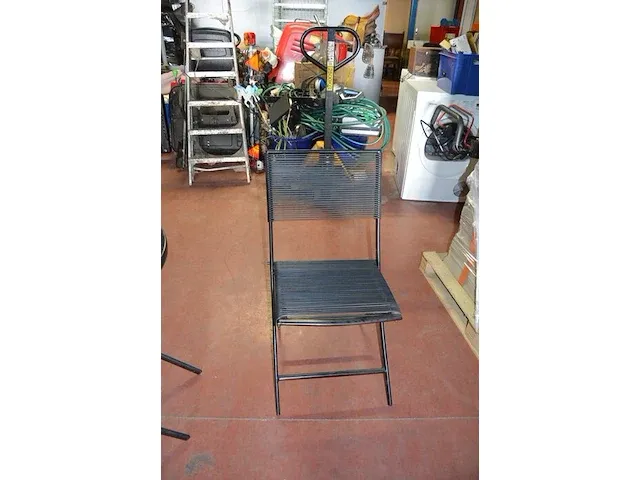 Tuinset zwart bestaande uit 2 ronde plooitafeltjes, 8 plooistoelen - afbeelding 5 van  7