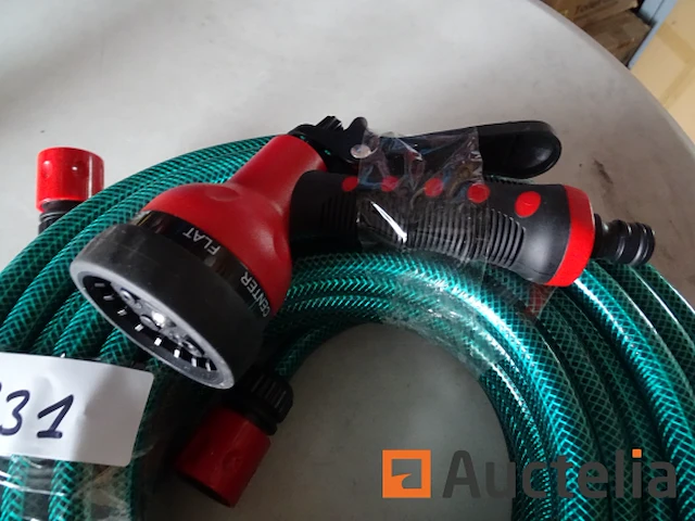 Tuinslang met zijn multi-straalpistool - afbeelding 1 van  6
